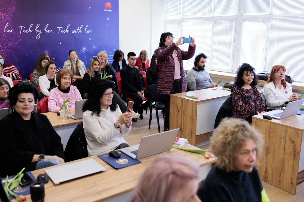 До 22 юли жени могат да кандидатстват за безплатни курсове за цифрови умения по програма Women in tech